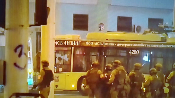 Мы - люди военные: Минобороны Белоруссии призвало протестующих не провоцировать стрельбу