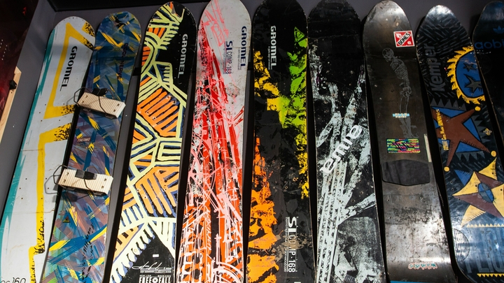 Нападающий сборной Казахстана по хоккею показал, как пересел с коньков на лыжи