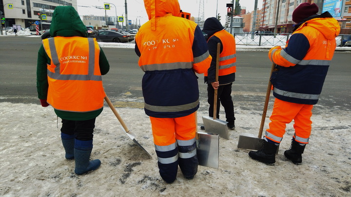 Полиция заинтересовалась дворником, который держит в страхе жителей одного из домов в Екатеринбурге