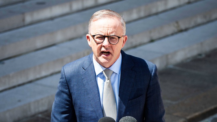 Жена премьера Австралии расплакалась, отправляя мужа на Украину