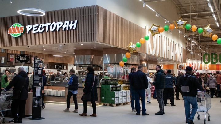 Нам очень жаль: Глобус объяснил замену вывесок