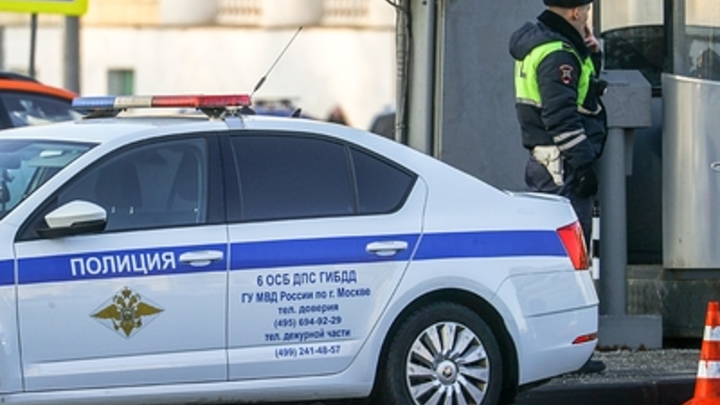 Дежуривший на трассе экипаж ГИБДД из Екатеринбурга спас задыхавшегося грудничка