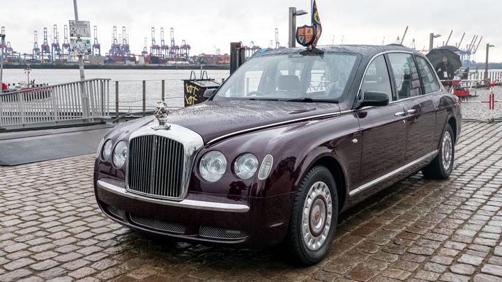 Кто не работает, тот не ест. В Китае посудомойку из кафе забирают домой на Bentley