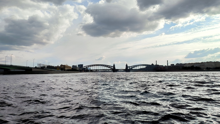 «Мерседес» утонул в Неве вместе с многодетной мамой в Санкт-Петербурге