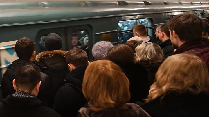 На фиолетовой ветке Московского метро увеличены интервалы движения. На станциях толпа