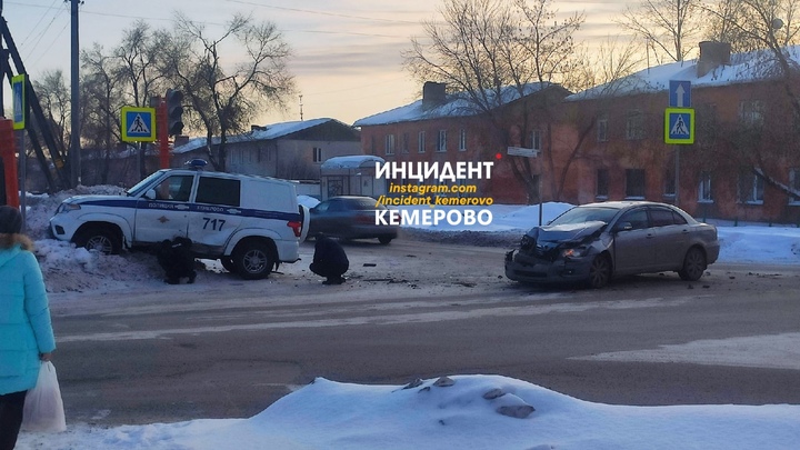 На перекрёстке в центре Кемерова полицейский внедорожник столкнулся с иномаркой