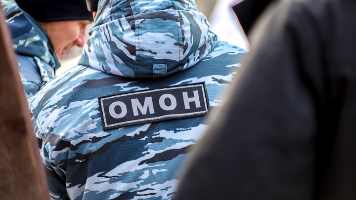 Жители Новосибирска заметили ОМОН с автоматами около НОВАТа