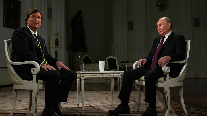 Британцы увидели скрытые смыслы в движениях Путина во время интервью с Карлсоном