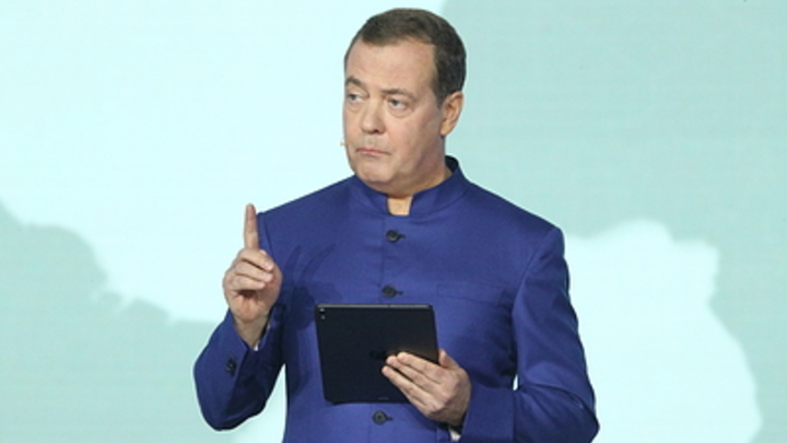 Медведев необычно отреагировал на решение Байдена выйти из президентской гонки