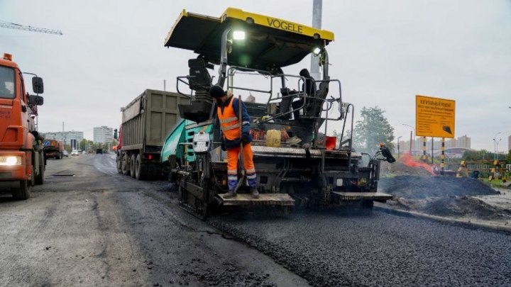На Университетском мосту в Кемерове началась укладка финального слоя асфальта