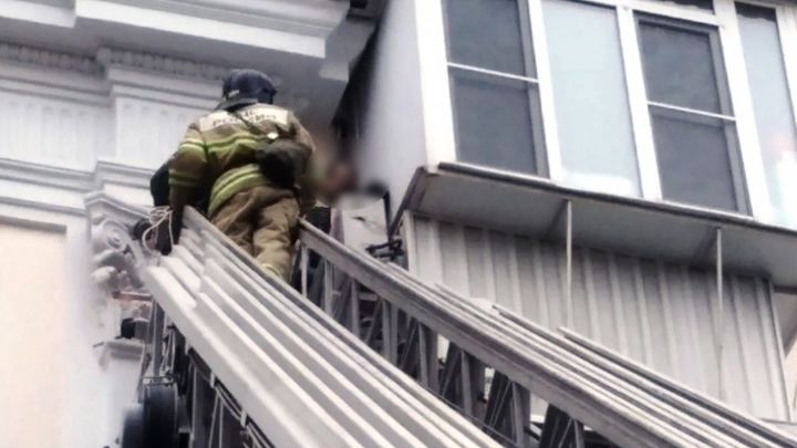 Спасатели сняли девушку с кондиционера на фасаде высотки в Челябинске