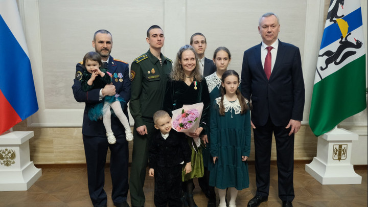 Губернатор Андрей Травников вручил знаки отличия За материнскую доблесть