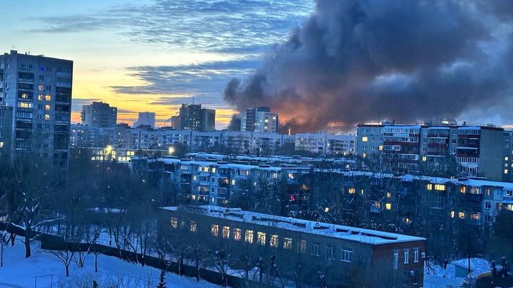 Столб черного дыма до неба: в Челябинске горит рынок Европа-Азия