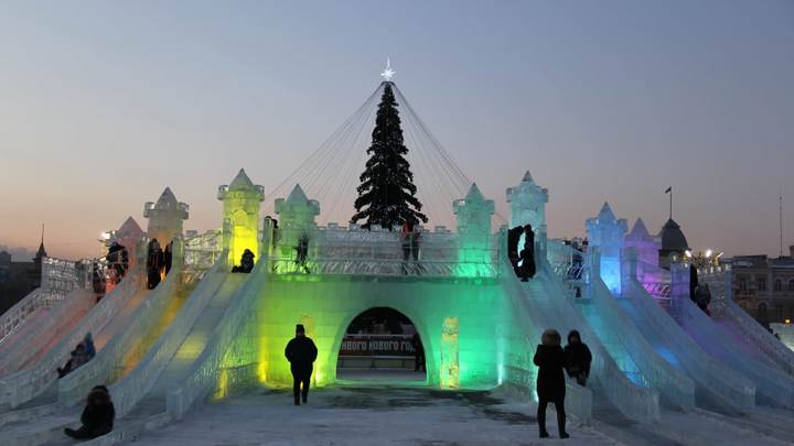 На центральной площади Читы открыли новогодний ледовый городок
