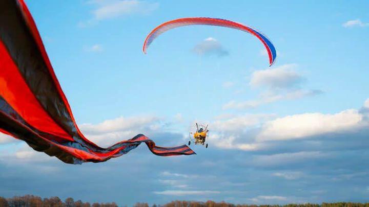 В небе над Майкопом пронесли 75-метровую георгиевскую ленту