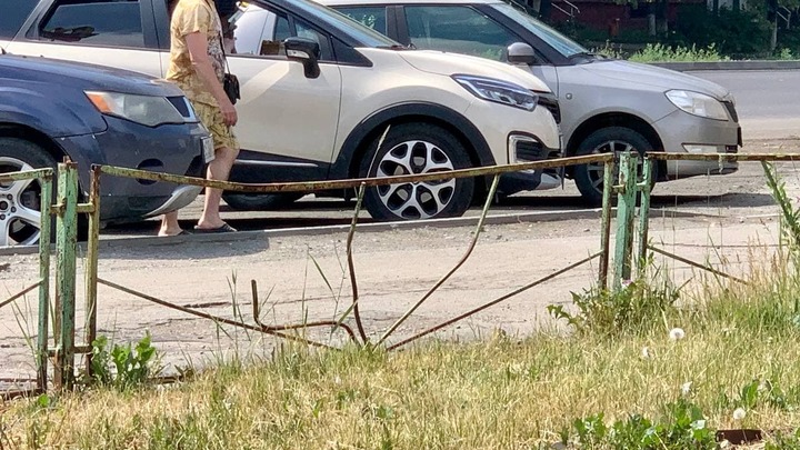 В Челябинске срезали раритетный забор вокруг газона
