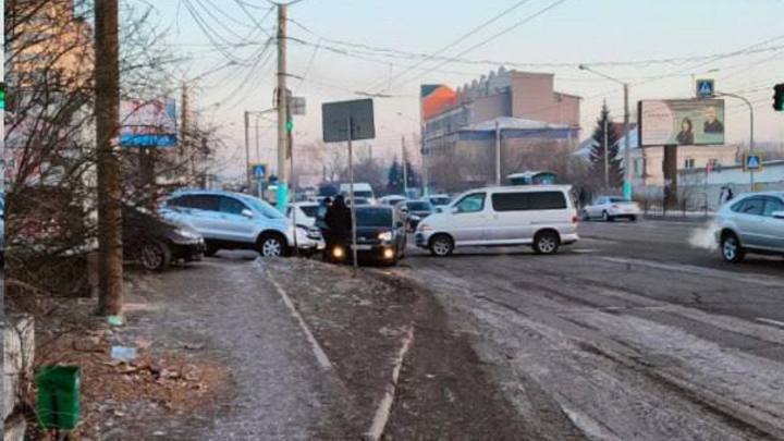 Невозможно проехать до депо в Чите из-за тройного ДТП