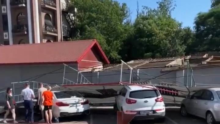 В Краснодаре на мужчину рухнул металлический забор