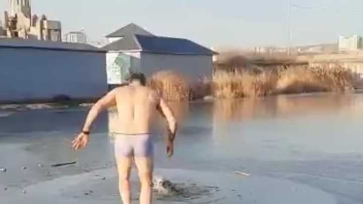 В Новороссийске мужчина спас провалившуюся под воду собаку и пострадал сам