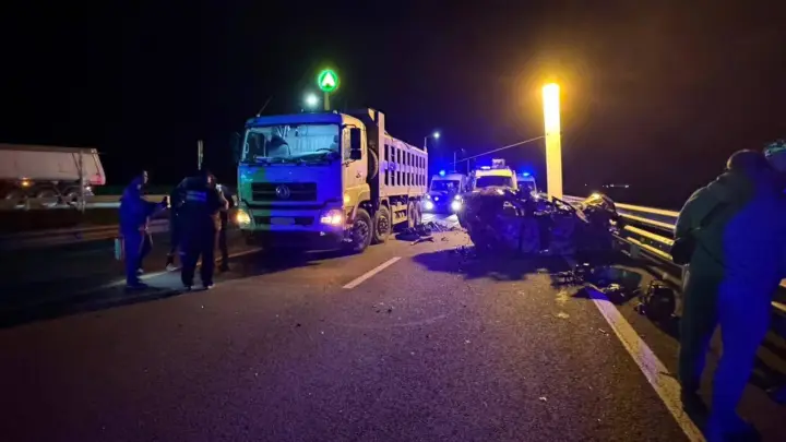 Семья с ребёнком погибла в ночном ДТП на трассе Таврида в Крыму Семья с ребёнком погибла в ночном ДТП на трассе Таврида в Крыму