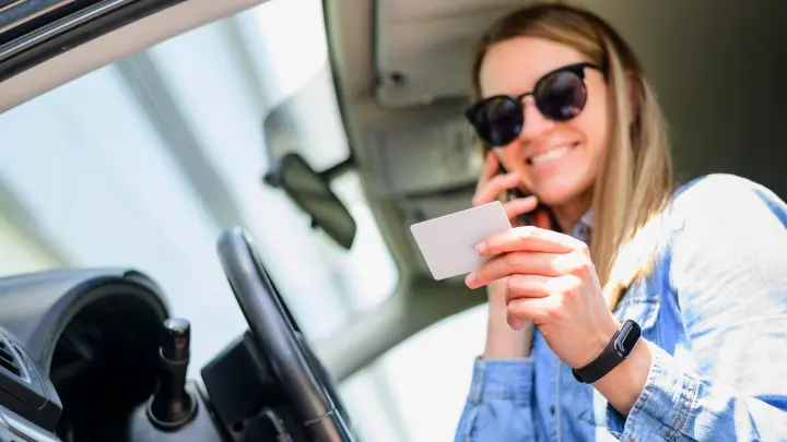 Штраф 15 тысяч и эвакуатор: водителей предупредили о замене прав по-новому