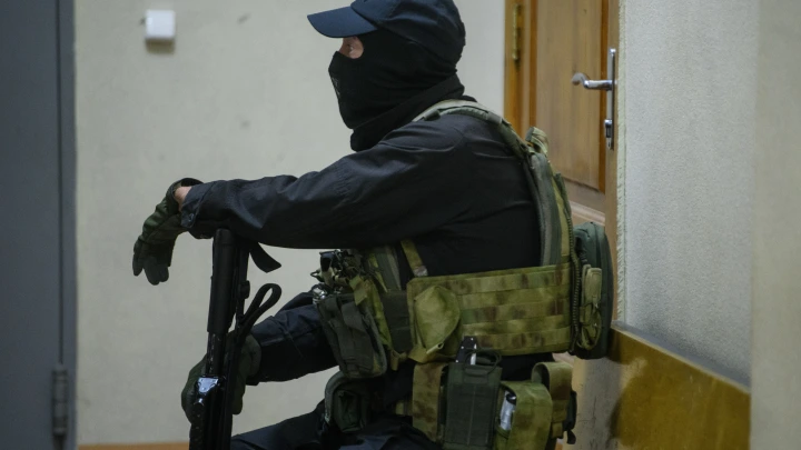 У первоуральца, которого силовики скинули из окна, не было гранаты