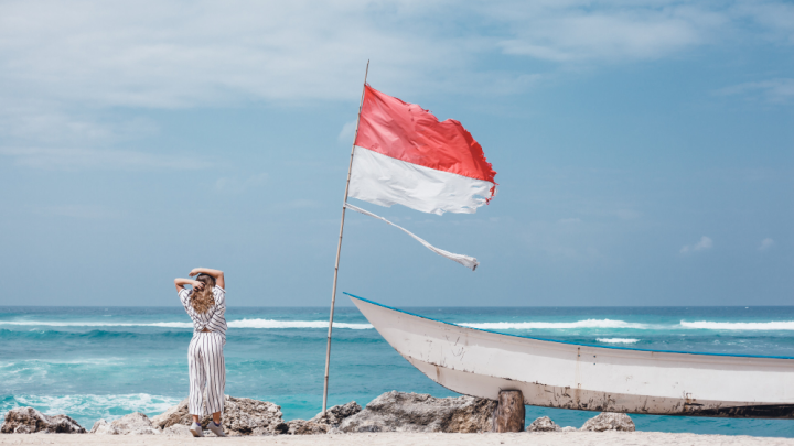 Скандальная порнозвезда Бонни Блю оскорбила флаг выгнавшей её Индонезии