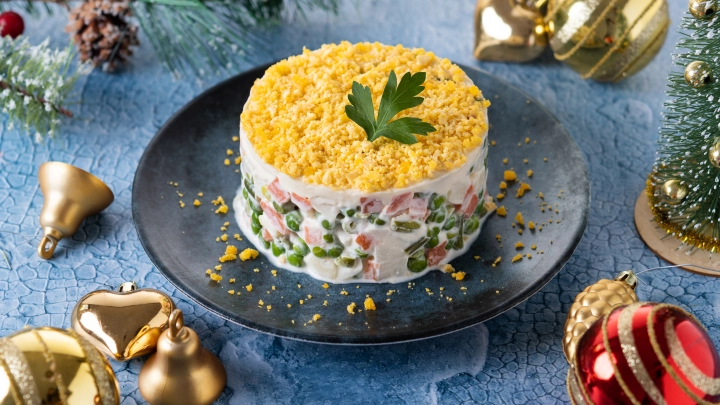 Где на Новый год едят полено, а где – влажные торты?