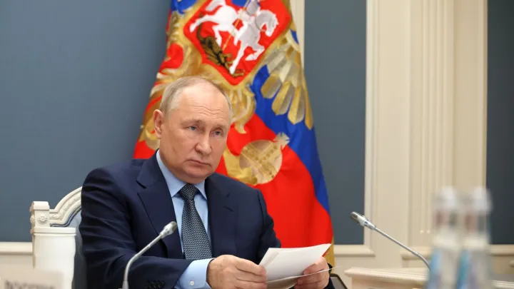 В Китае завирусилось видео с Путиным и Голиковой под зонтом