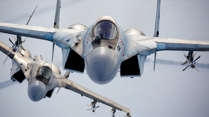 Минобороны показало, как истребитель Су-35 уничтожил самолёт ВСУ в зоне спецоперации