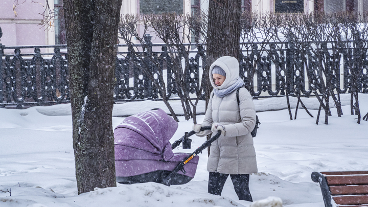 В Петербурге глыба льда с крыши рухнула на коляску с ребенком. От нее отлетели колеса