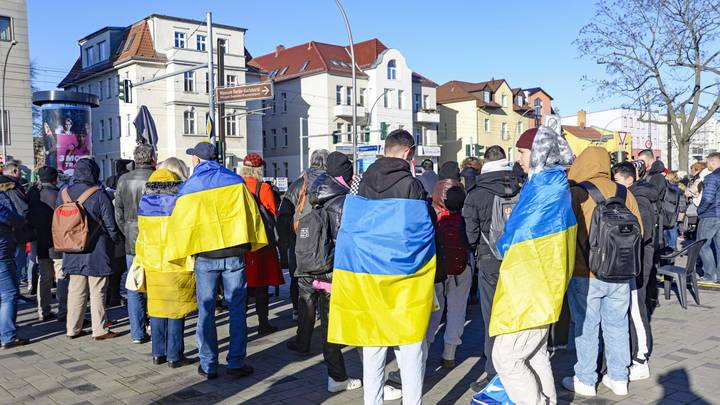 Огонь, столбы дыма: Новые кадры ударов возмездия по Одессе