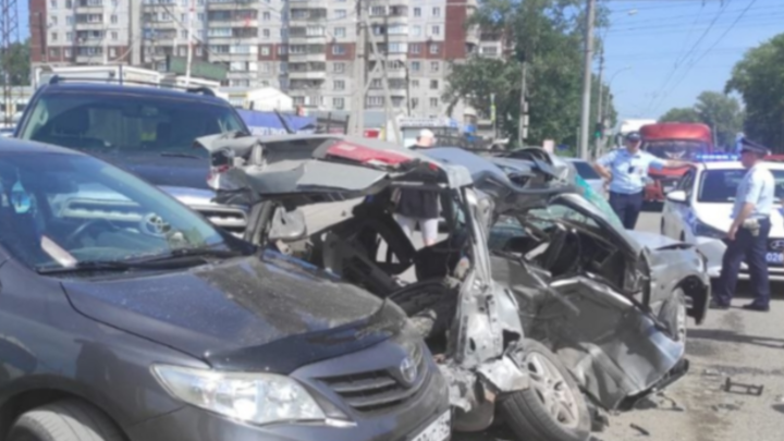 Машина превратилась в груду искорёженного металла в результате ДТП в Новосибирске