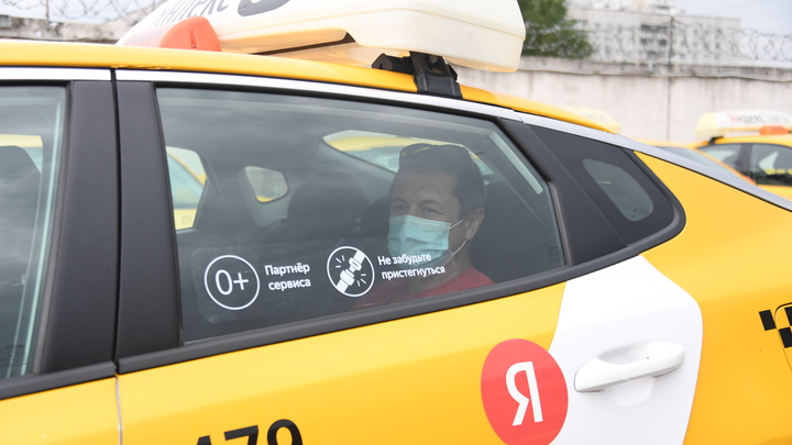 Жительница Екатеринбурга отсудила по 300 тысяч у работодателя и агрегатора такси