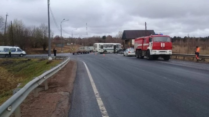 Четыре человека погибли после лобового столкновения легковушки и автобуса в Ленобласти
