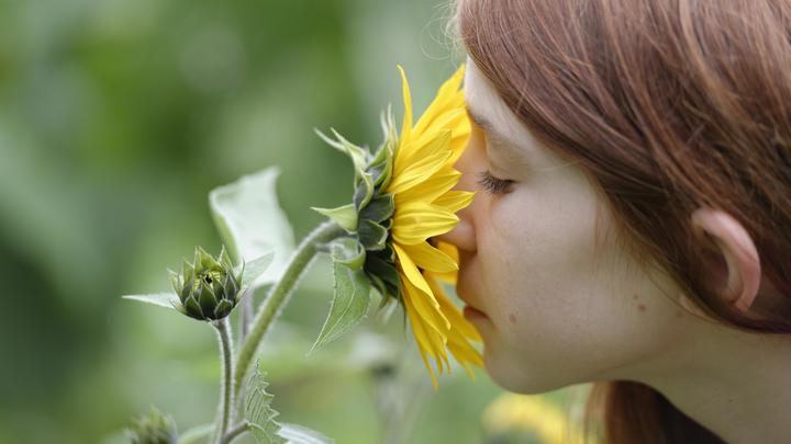 Кто чаще других теряет обоняние при COVID? Эксперт указала на особенность симптома