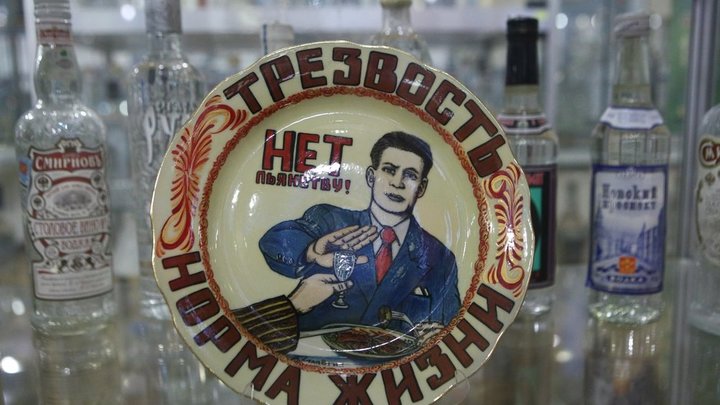 Всё в дом, времена нынче такие: В Новочеркасске дальнобойщик ящиками таскал водку у работодателя