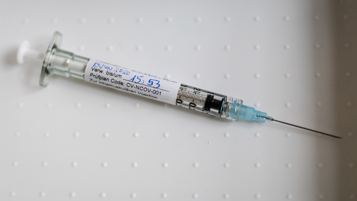 Русские врачи испытали вакцину на себе и подарили миру надежду - NYT