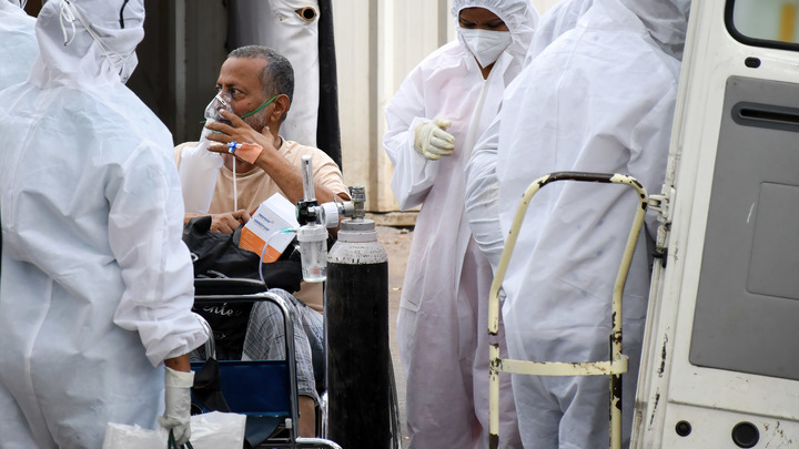 От индийского штамма нет спасения. В ВОЗ бьют тревогу после череды погребальных костров