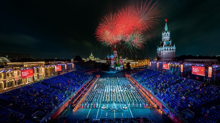 Хотим подарить радость: Оркестры семи стран вышли на Красную площадь. Зрители встречали фонариками