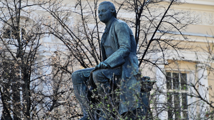 Вместо Ломоносова - Рональд Макдональд. Захарова отреагировала на снос памятника в Харькове