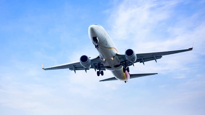 Самолёт Air Canada вернулся в аэропорт вылета из-за странного запаха в кабине пилотов
