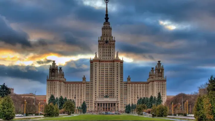 Родителей на продажу. Выпускники МГУ превратили торжество в подпольную ярмарку