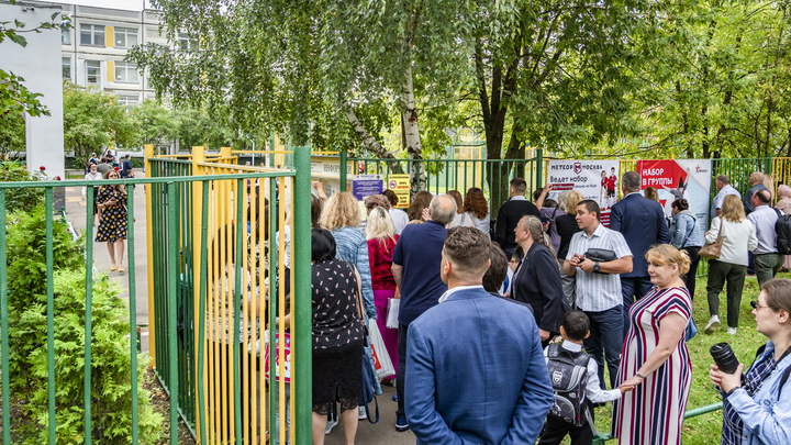 Фиктивные прописки и номерки на ладонях: Началась война за первоклассные места в школах