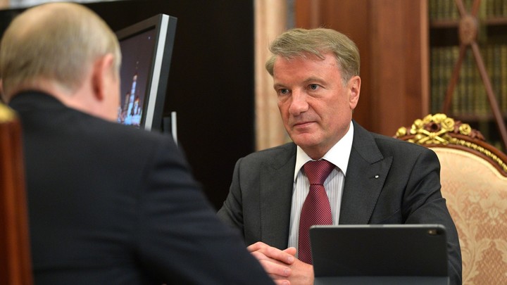 Первые секунды реакции Путина попали на камеру: движение глаз стало лучшим ответом и Грефу, и Сберу