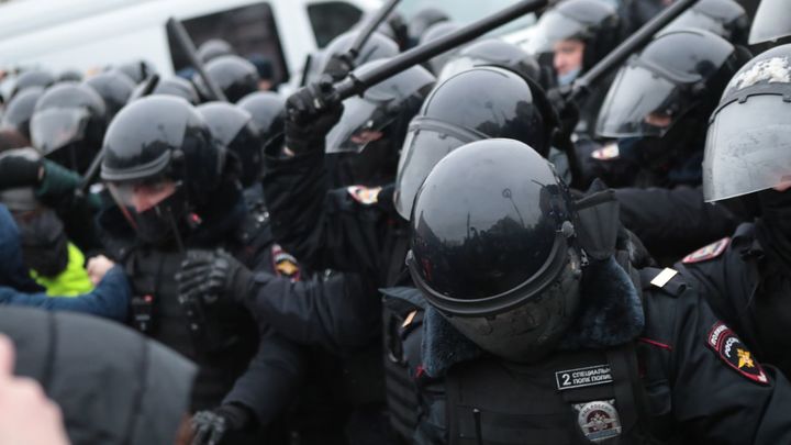 Пинали и набрасывались со спины: В Сети появилось видео мирных протестующих Петербурга