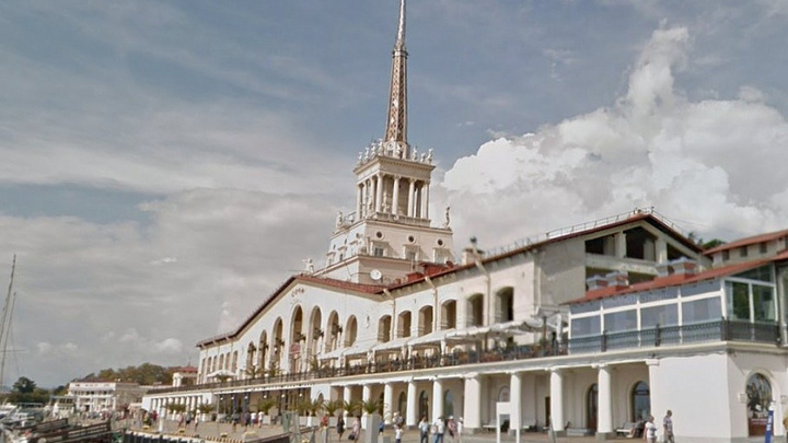 В Сочи демонтировали незаконную пристройку к зданию морского вокзала