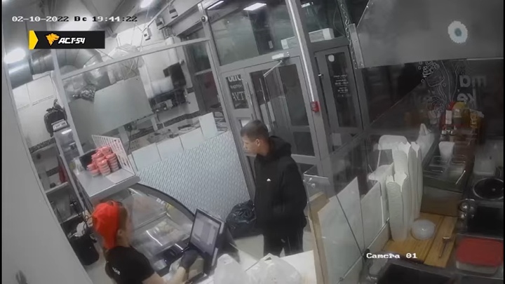 Вор с двумя пакетами роллов попал на видео в Новосибирске