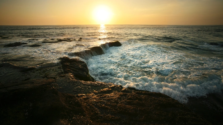 Прыгали за борт от огня. Пассажирский паром с 280 пассажирами загорелся в Индонезии