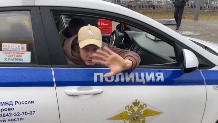 Посетитель АЗС в Кемерове приставал к окружающим и пытался уснуть на столике